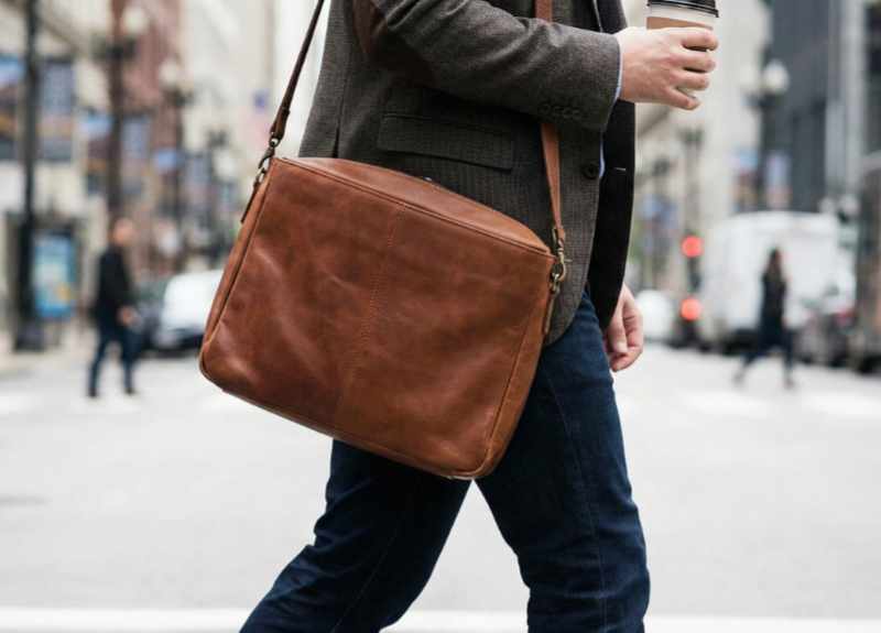 普通〜大きめショルダーバッグが活躍するシーン 通勤・通学｜PCや書類をまとめて持ち運びやすい